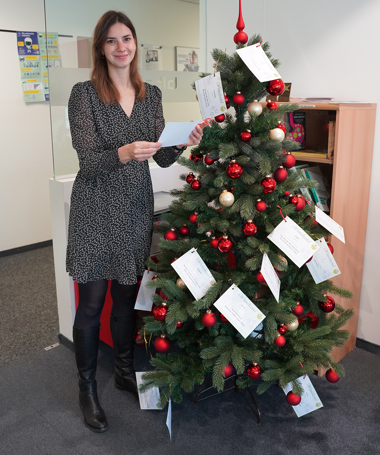 Denise mit Wunsch-Weihnachtsbaum 2025 der eee group Denise Ragger mit Wunsch-Weihnachtsbaum 2025 der eee group
